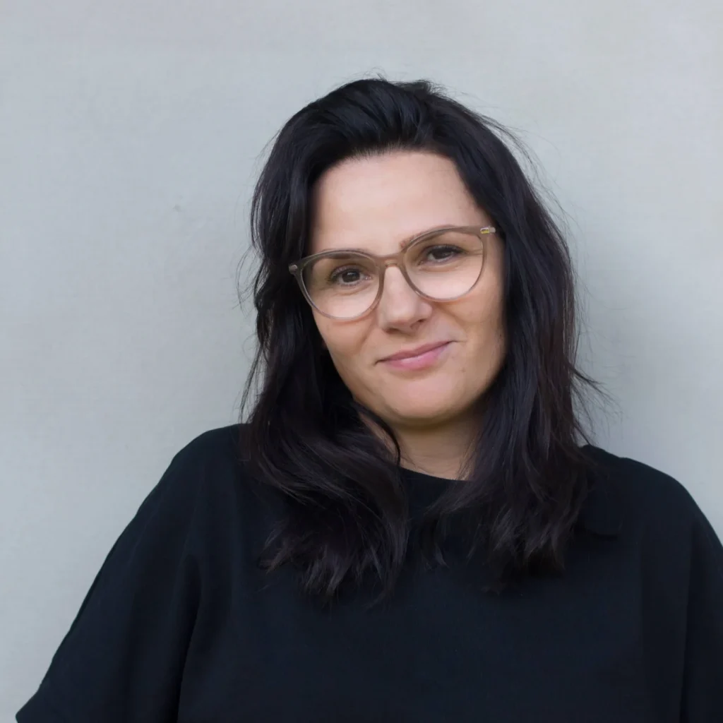 Wsparcie psychiczne dla młodzieży - Fundacja Hope. Jolanta Gwóźdź - Uśmiechnięta członkini zespołu Fundacji Hope. Portret kobiety w okularach, budujący atmosferę zaufania i spokoju.